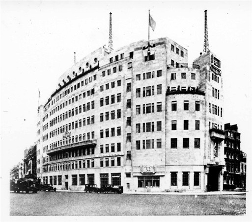 Photographie du bâtiment de la BBC en 1940 à Londres.