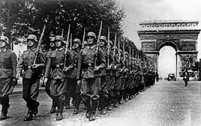 Photographie des troupes Allemandes qui envahissent Paris le 14 juin 1940.