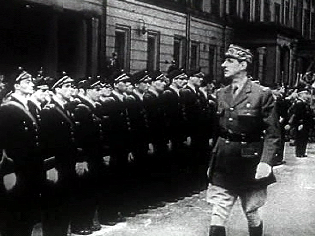 De Gaulle passant en revue des troupes.